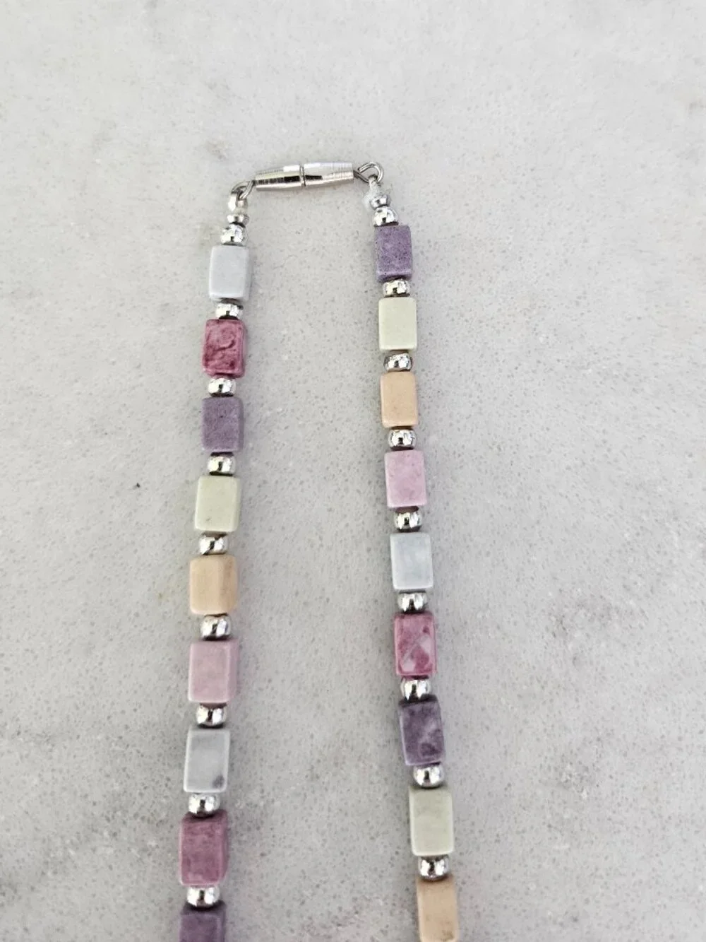 RARE & VINTAGE NECKLACE W/ CUBES & DISKS IN MUTED TONES OF ROSE, PLUM, TAN, GRAY